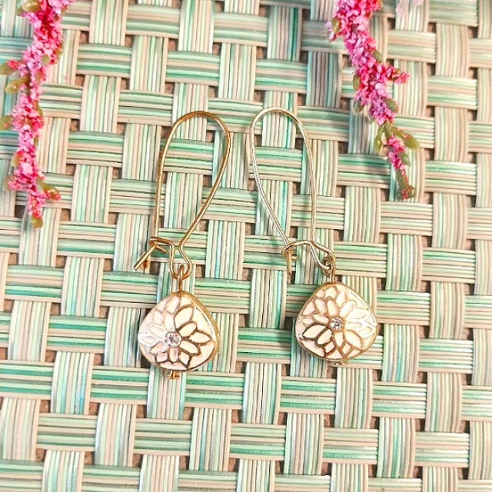 🪷NWOT The Limited Cream Enamel & Gold Lotus Earrings🪷